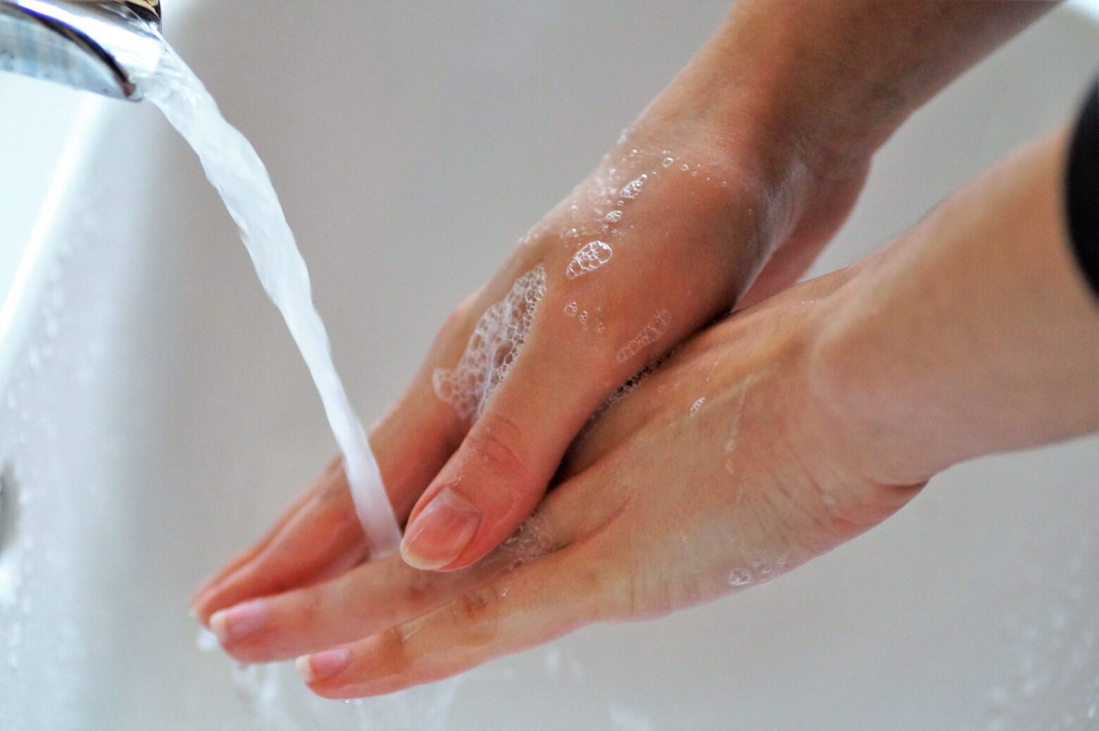 Мыть руки с мылом надо не менее 20 секунд.